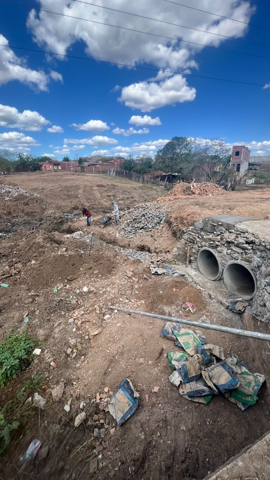Vista geral do terreno com caixa de drenagem em alvenaria de pedra executada